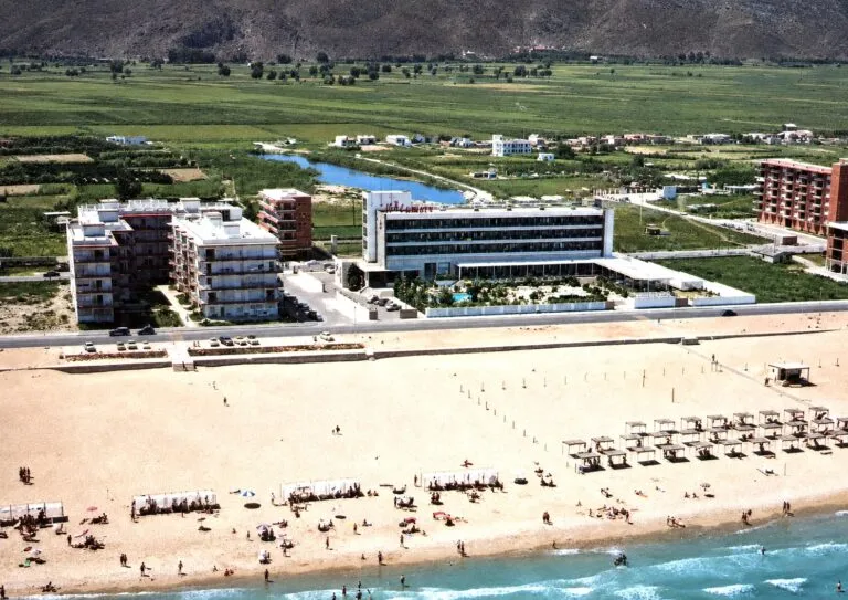 L'hotel s'inaugurà el 1959 en una platja encara sense urbanitzar